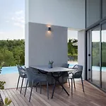 Larya House 아파트