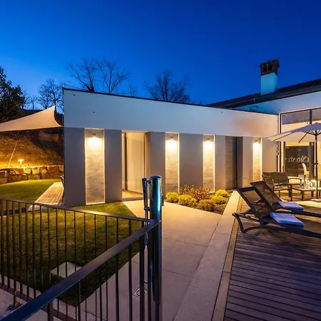 Larya House * Dobrovo