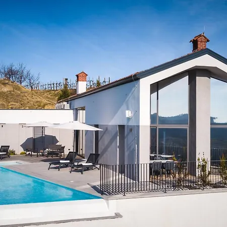 Larya House Dobrovo