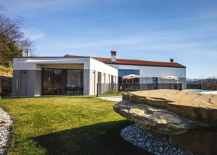 Larya House Appartamento Dobrovo