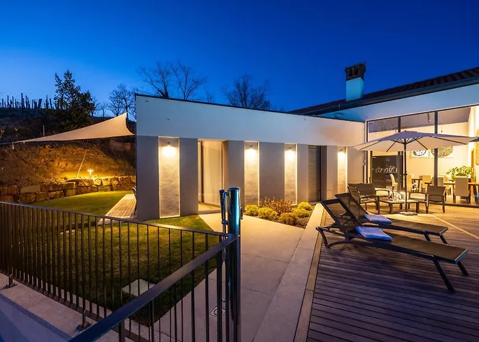 Larya House * Dobrovo